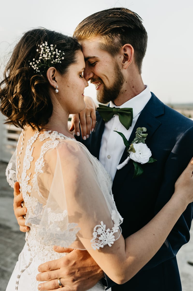 Primer plano de los novios abrazados frente con frente