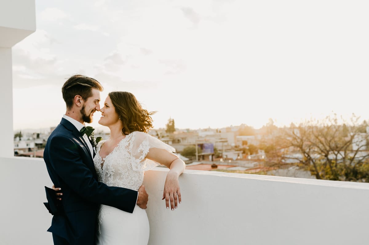 Pareja frente a frente en una azotea al atardecer