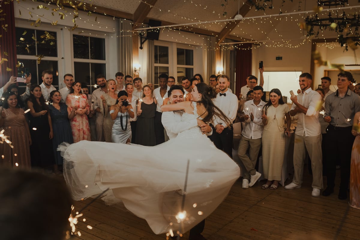 La novia gira en la pista de baile rodeada de invitados